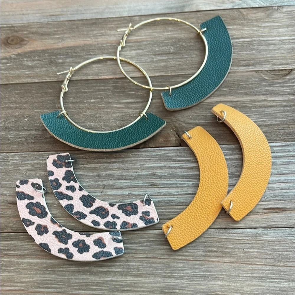 ❄️ Plunder Gold and Green Crescent Earrings
